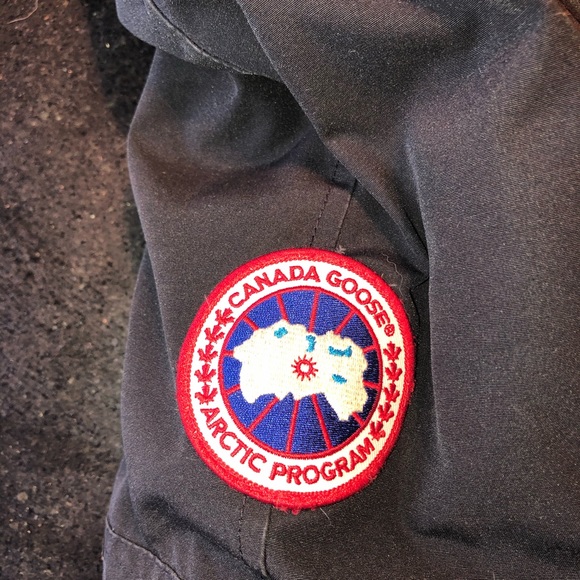 Black Women’s Medium Authentic Canada Goose Jacket - Picture 2 of 8